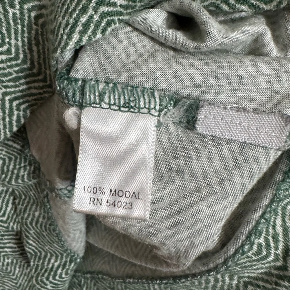5/$32 Banana Republic Green Chevron Blouse Size Small